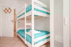 sypialnia z 2 łóżkami piętrowymi i niebieską pościelą w obiekcie Villa Uzzo by Sicily Travelling Villas w mieście Scopello +28 zdjęć