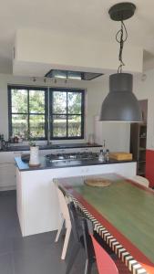 KeentGrazelands - overnachten midden in de natuur的配有桌子和炉灶的厨房 顶部烤箱