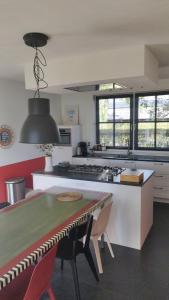 KeentGrazelands - overnachten midden in de natuur的厨房配有桌椅和炉灶。 更多18张照片