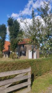 KeentGrazelands - overnachten midden in de natuur的房屋前的木栅栏