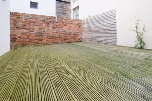 Un patio vacío con una pared de ladrillos y un ladrillo. en 2 Bedroom Spacious Apartment, Free Parking, WiFi, en Gloucester
