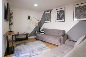 una sala de estar con un sofá y una mesa en 2 Bedroom Spacious Apartment, Free Parking, WiFi, en Gloucester