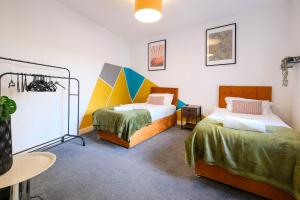 una habitación con dos camas y una mesa en 2 Bedroom Spacious Apartment, Free Parking, WiFi, en Gloucester