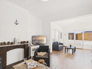 un soggiorno con divano e camino di 400m de la mer - grande maison pour 10 avec jardin a La Tranche-sur-Mer