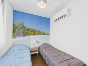 una camera da letto con due letti e vista sull'oceano di 400m de la mer - grande maison pour 10 avec jardin a La Tranche-sur-Mer