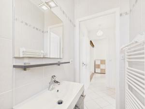 un bagno bianco con lavandino e specchio di 400m de la mer - grande maison pour 10 avec jardin a La Tranche-sur-Mer Altre 32 foto