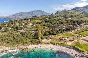 widok z lotu ptaka na plażę i ocean w obiekcie Villa Uzzo by Sicily Travelling Villas w mieście Scopello