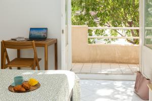 een tafel met een laptop en een bord eten bij GreenPeace - Host Provence in Toulon