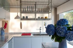 Η κουζίνα ή μικρή κουζίνα στο Porta da Seca casa con jardín y asador Rías Baixas +31 φωτογραφίες