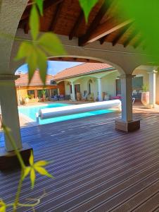 ein Pool in einem Haus mit einem Gebäude in der Unterkunft Maison d'hôtes Ma Parenthèse in Saint-Christo-en-Jarez