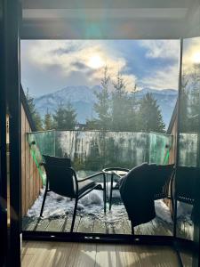 考斯赛力克Apartamenty 3 Owce的带桌椅的阳台景观