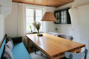 Traditional Swedish House In The Forest في ألمهولت: غرفة معيشة مع طاولة خشبية وأريكة