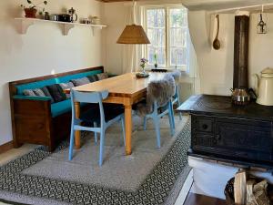 Traditional Swedish House In The Forest في ألمهولت: غرفة معيشة مع طاولة خشبية وأريكة