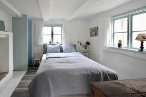 Ένα ή περισσότερα κρεβάτια σε δωμάτιο στο Traditional Swedish House In The Forest