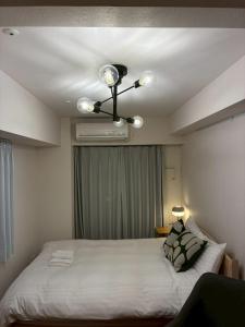 Postel nebo postele na pokoji v ubytování Dash Living Shinjuku