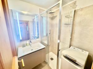 Cozy Apartment - Alverà في كورتينا دامبيتزو: حمام مع حوض ودش ومرحاض