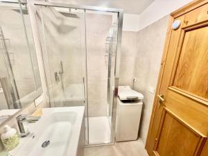 Cozy Apartment - Alverà في كورتينا دامبيتزو: حمام مع دش ومغسلة ومرحاض +8 صور