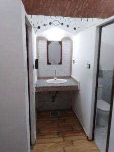 un baño con lavabo y espejo en Aki Nira Guest House & اكي نيرا بيتش, en Asuán