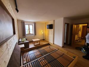 OberostendorfLandgasthof Wangerstuben的客厅里有一张沙发和一张桌子。