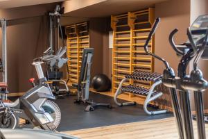 ein Fitnessstudio mit Cardiogeräten und Fahrrädern in einem Raum in der Unterkunft Abba Huesca in Huesca
