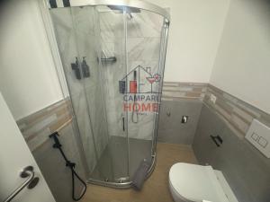 e bagno con servizi igienici e cabina doccia. di Campari Home - 15 min da Venezia a Venezia Altre 14 foto