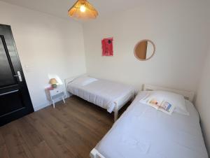 Villa Le Nid du Pont d'Arc في فالون بون دارك: غرفة صغيرة بسريرين ومرآة +11 صورة