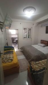 een slaapkamer met 2 bedden en een eetkamer bij Dortoir ily in Constantine