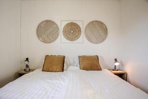 Postel nebo postele na pokoji v ubytování Chalet in Heinkenszand on holiday park - VP107 + 13 fotografií