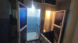 een badkamer met een douche met een glazen deur bij Dortoir ily in Constantine