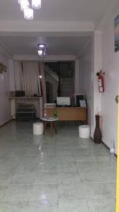 een grote woonkamer met een tafel en een tafel bij Dortoir ily in Constantine