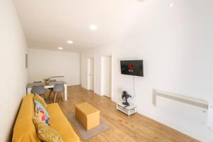 Una sala de estar con un sofá y un televisor en una pared. en Modern 2 Bedroom Apartment, Free Parking, WiFi, en Gloucester 5 fotos más