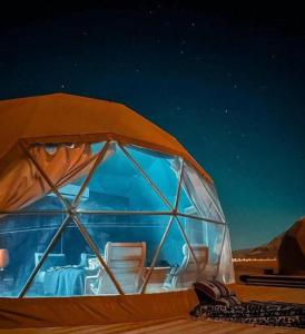 una tienda con sillas en el desierto en Echo of Ram Luxury Camp, en Wadi Rum