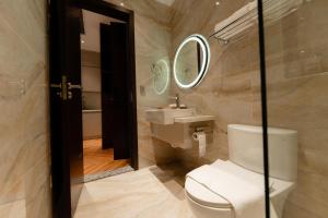 Un baño de TQ Luxury Hotel & Apartment 23 fotos más