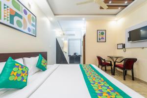 una camera da letto con un letto e un tavolo con sedie di Treebo GT Residency, Thiruvananthapuram a Trivandrum Altre 24 foto
