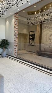 een lobby met een groot glazen raam met een schilderij bij Altair in Simkent