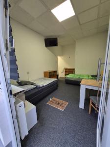 una camera con due letti e un tavolo e una scala di Cozy 2-bed Room With Kitchen a Rehlingen