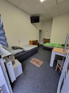 Camera con 2 letti, scrivania e scala. di Cozy 2-bed Room With Kitchen a Rehlingen