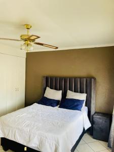 En eller flere senge i et værelse på 2 Heron street,stonenge vidago 6 + 4 billeder