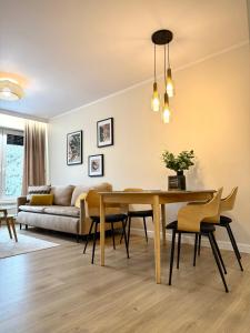 un soggiorno con tavolo da pranzo e divano di Prywatny Parking przy Starówce Apartament Logan by Rentoom a Toruń