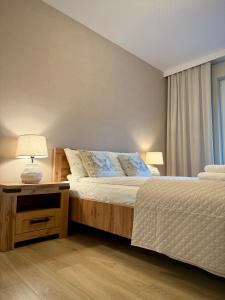 una camera da letto con un letto e un tavolo con due lampade di Prywatny Parking przy Starówce Apartament Logan by Rentoom a Toruń