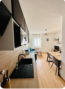 un soggiorno con cucina e sala da pranzo di Appartement - Mon Cottage ad Argelès-Gazost