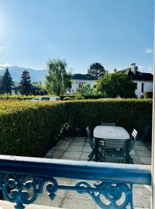 un tavolo e delle sedie seduti su un patio di Appartement - Mon Cottage ad Argelès-Gazost