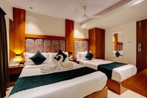 Giường trong phòng chung tại Hotel Isra Comfort Inn