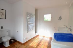 Et badeværelse på Villa 8br, Sea Views, Walk To The Beach, Pool + 43 billeder