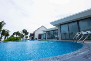 Xóm TramPolaris Resort & Spa的房子前面的游泳池 更多20张照片