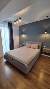een slaapkamer met een groot bed in een kamer bij Sara Apartament in Craiova