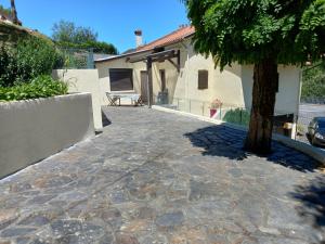 Το κτήριο όπου στεγάζεται  η παραθεριστική κατοικία +2 φωτογραφίες