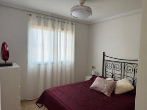 una camera da letto con un letto e una grande finestra di Casa tres soles a Calasparra