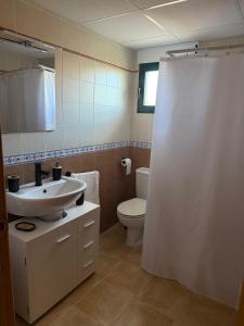 un bagno con un lavandino bianco e un water di Casa tres soles a Calasparra Altre 9 foto