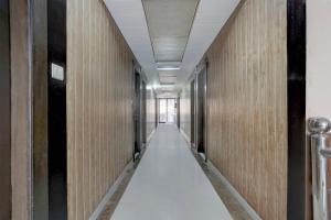 un pasillo vacío en un edificio de oficinas con un pasillo largo en Collection O Haridwar Railway Station Formerly Le Central, en Haridwar